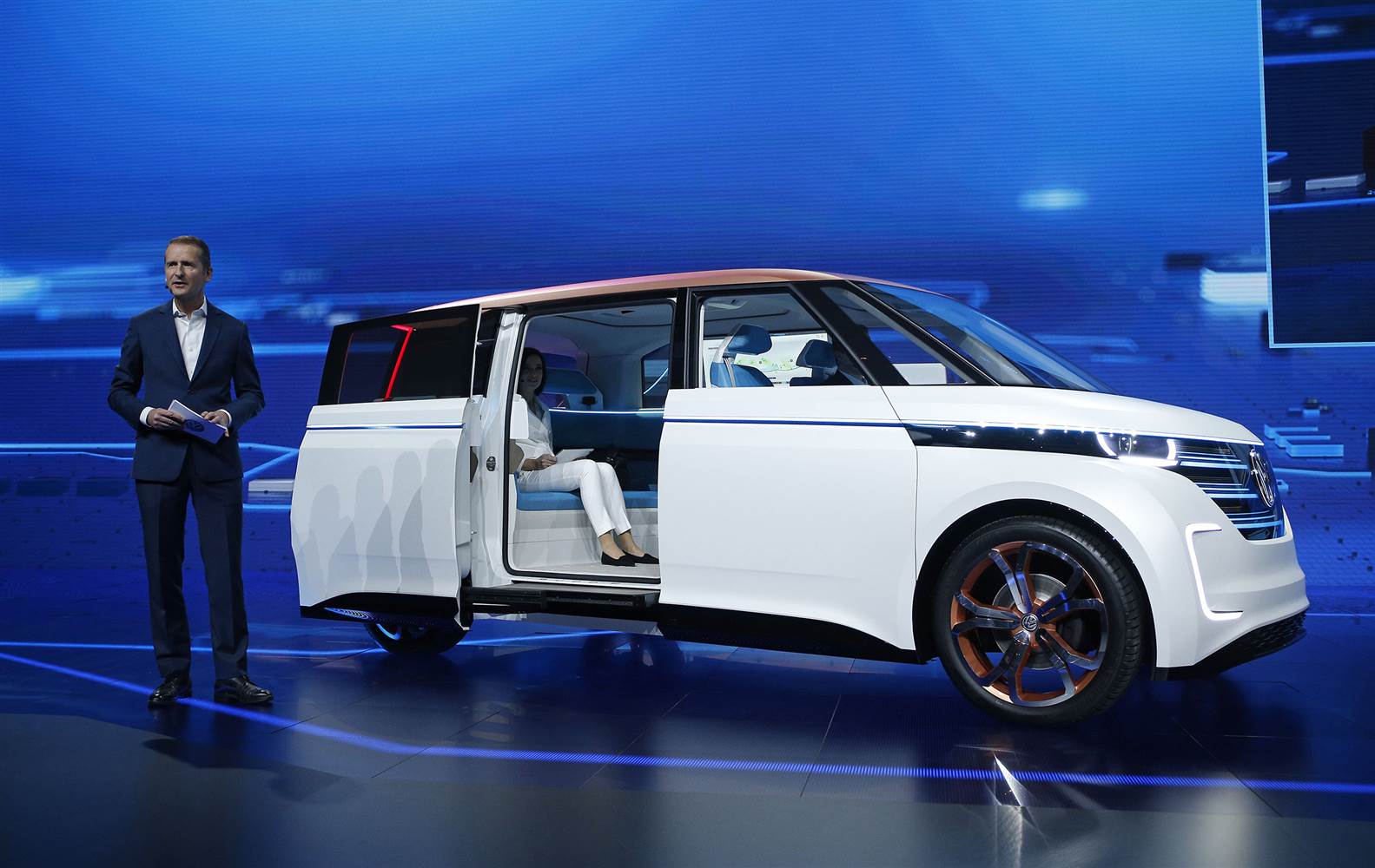 CES 2016: Volkswagen se disculpa y presenta dos novedades