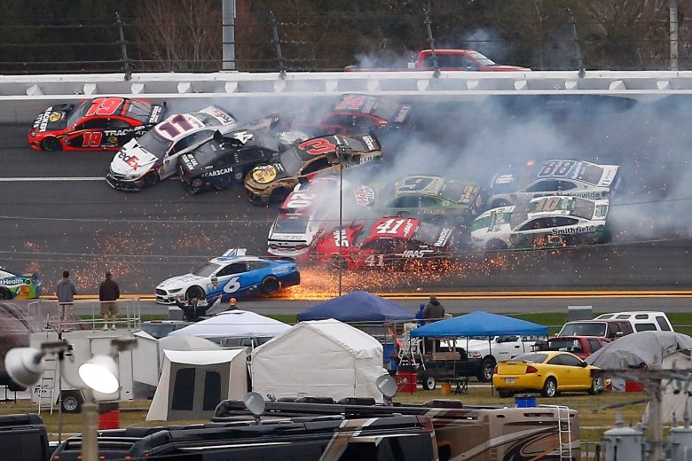 Video: Más de 10 autos involucrados en impresionante accidente de NASCAR