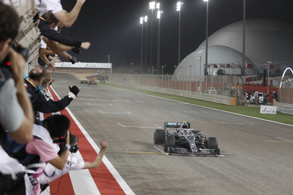 Lewis Hamilton se sale con la suya y gana en Bahréin