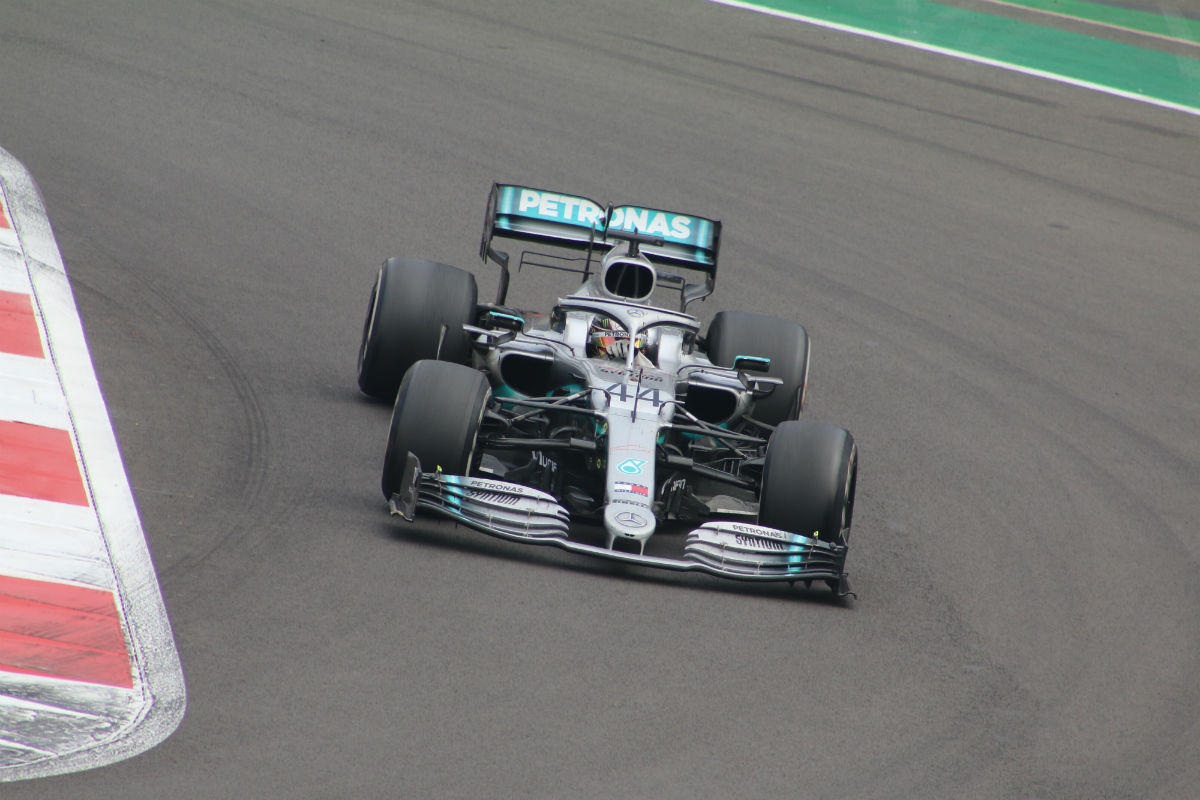 Lewis Hamilton gana con autoridad el GP de México