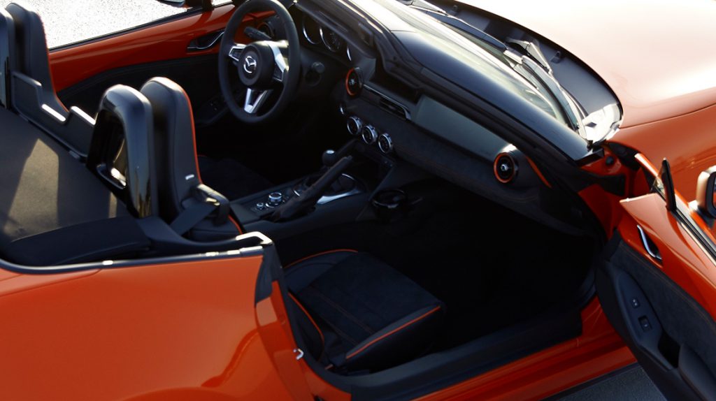 Interior Mazda MX-5 con detalles de lujo y tecnología 