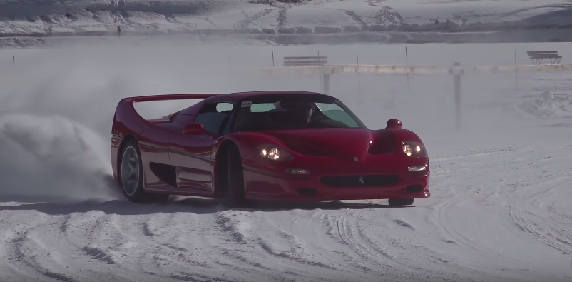 Este Ferrari F50 haciendo drift sobre la nieve es lo más relajante que verás hoy